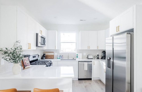 Roselawn Finance Casa | Modern 4Bed, 3 Baths 1st Floor King Bed by Oakley