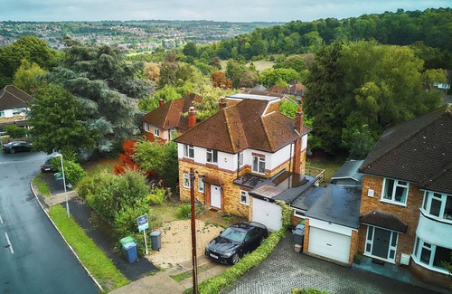High Wycombe Casa | Modern 4BR, 2BA Family Home – Sleeps 9, Garden, Parking, Near Station