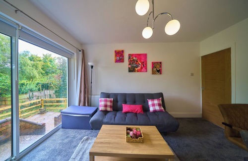High Wycombe Casa | Modern 4BR, 2BA Family Home – Sleeps 9, Garden, Parking, Near Station