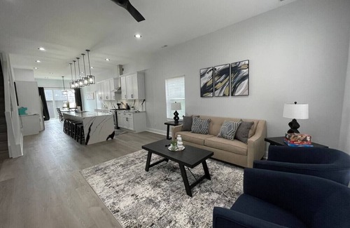 Fall Creek Place Casa | Modern 4BR/5BA Downtown Indpls