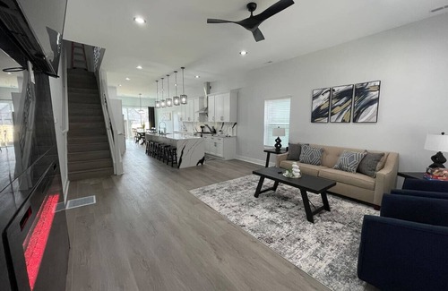 Fall Creek Place Casa | Modern 4BR/5BA Downtown Indpls