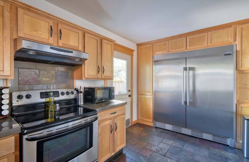 Vernon Casa | Alberta Arts Luxury, Sleeps 8, Walk Score 99