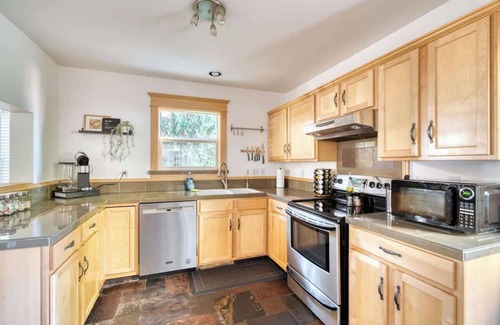 Vernon Casa | Alberta Arts Luxury, Sleeps 8, Walk Score 99