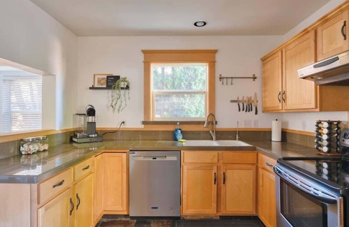Vernon Casa | Alberta Arts Luxury, Sleeps 8, Walk Score 99