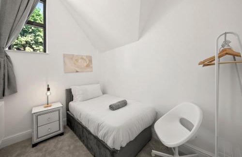 Coulsdon West Apartamento | Modern 4BR Home, Ideal for Long Stays & Relocation