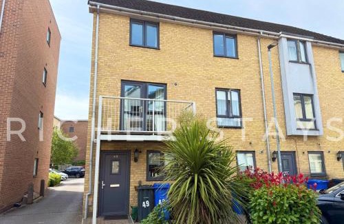 West Thurrock Casa | Modern 4BR Home in Grays