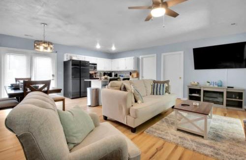 Bloomington Casa | Modern 4BR House in Bloomington