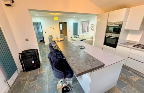 Bilston Casa | Modern 4BR House Near JLR Wolverhampton & Transport Links near JLR, WV1, M54/M6