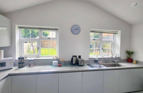 Bilston Casa | Modern 4BR House Near JLR Wolverhampton & Transport Links near JLR, WV1, M54/M6