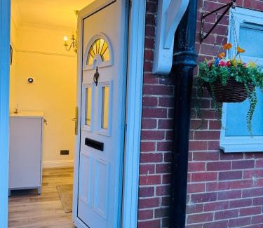 Crawley Casa | Modern 4BR House with Parking, 8 Mins to Gatwick Airport