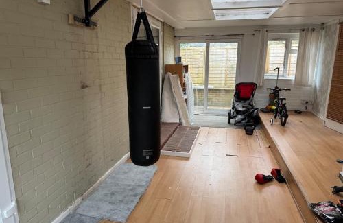 Crawley Casa | Modern 4BR House with Parking, 8 Mins to Gatwick Airport