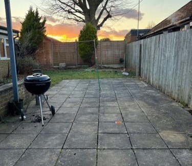 Crawley Casa | Modern 4BR House with Parking, 8 Mins to Gatwick Airport