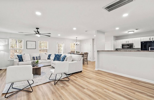 Paw Creek Casa | Modern 4BR Oasis - Near Airport & Uptown