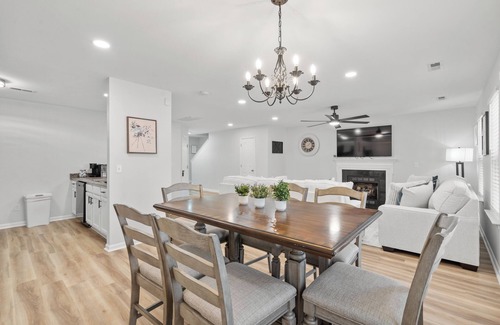 Paw Creek Casa | Modern 4BR Oasis - Near Airport & Uptown