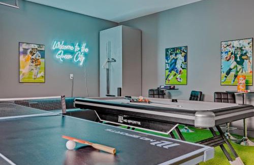 Charlotte Casa | Modern 4BR Retreat in Uptown!
