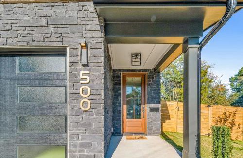 Charlotte Casa | Modern 4BR Retreat in Uptown!
