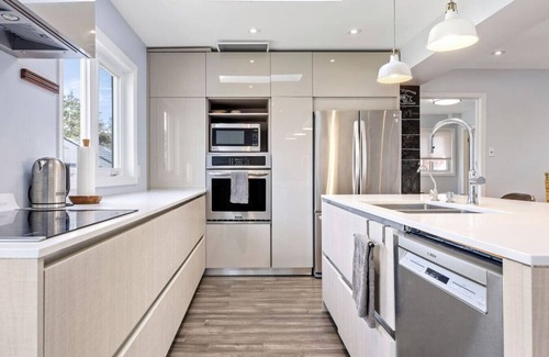 Malton Casa | Modern 4BR w/ Parking – 10 Min to YYZ Airport