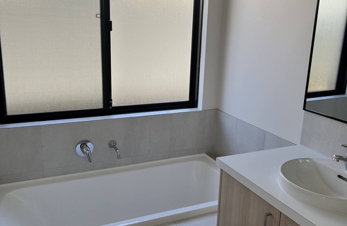 Lakelands Casa | Modern 4x2 w/ theatre & kids playroom less than 5 min from beach!