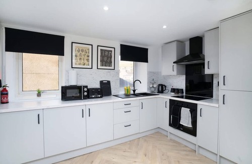 Galashiels Apartamento | Modern 5 Bed-2 Bath Apartment