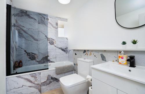 Galashiels Apartamento | Modern 5 BED-2 BATH Apartment