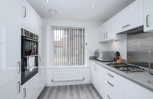 Aylesbury Casa | Modern 5 Bedroom 3 Bathroom Serviced House Aylesbury with parking