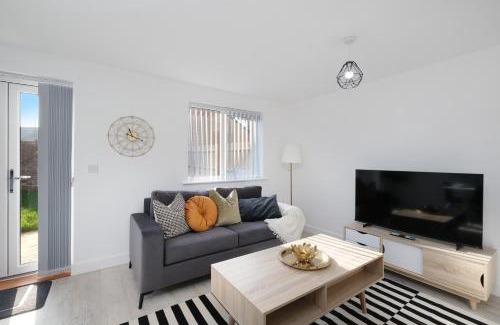 Aylesbury Casa | Modern 5 Bedroom 3 Bathroom Serviced House Aylesbury with Parking By 360Stays