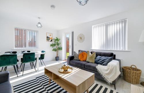 Aylesbury Casa | Modern 5 Bedroom 3 Bathroom Serviced House Aylesbury with Parking By 360Stays