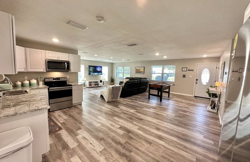 Tropic Casa | Modern 5 Bedroom Home 8 minutes from Beach