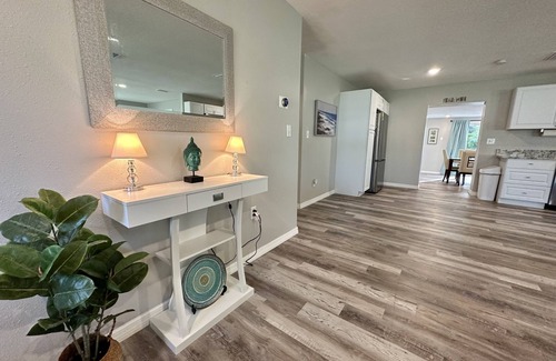 Tropic Casa | Modern 5 Bedroom Home 8 minutes from Beach