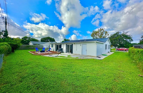 Tropic Casa | Modern 5 Bedroom Home 8 minutes from Beach