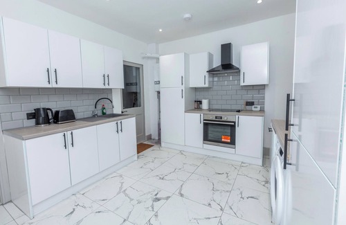 Gillingham Casa | Modern 5-bedroom House-Medway- Free Parking- Sleeps 10