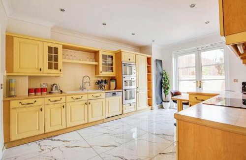 Stanmore Casa | Modern 5 Bedroom House with Free Parking. Only 30 mins to Bond Street