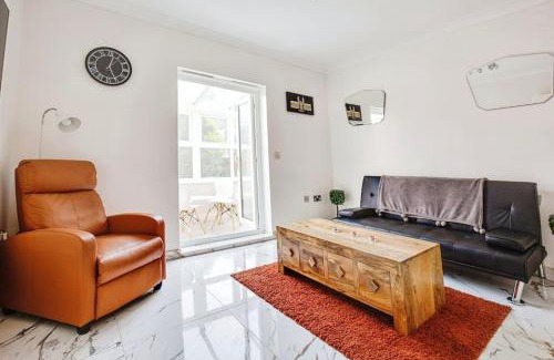 Stanmore Casa | Modern 5 Bedroom House with Free Parking. Only 30 mins to Bond Street