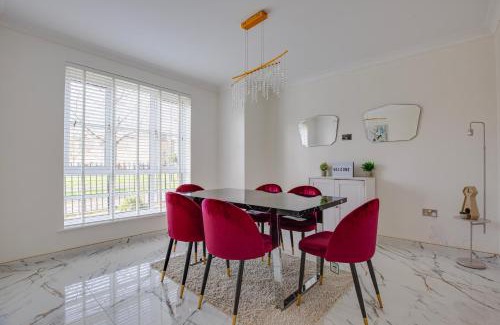 Stanmore Casa | Modern 5 Bedroom House with Free Parking. Only 30 mins to Bond Street