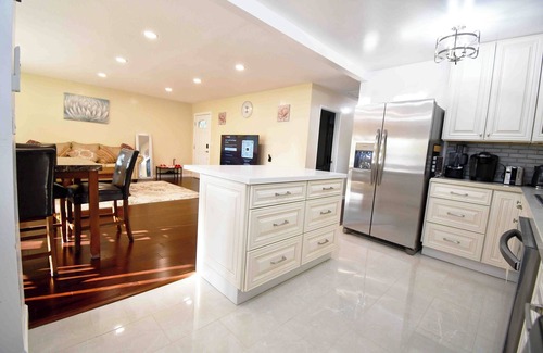Canoga Park Casa | Modern 5 Beds 3 Bedrooms 2 Baths House near Mall Costco Walmart Freeway 101, 118