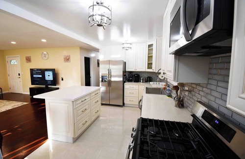Canoga Park Casa | Modern 5 Beds 3 Bedrooms 2 Baths House near Mall Costco Walmart Freeway 101, 118