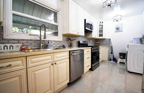 Canoga Park Casa | Modern 5 Beds 3 Bedrooms 2 Baths House near Mall Costco Walmart Freeway 101, 118