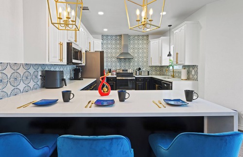 Pecan Valley Casa | Modern 5 BR Sleeps 16 with Pool, Spa, Air Hockey, BBQ & Games Near Downtown!