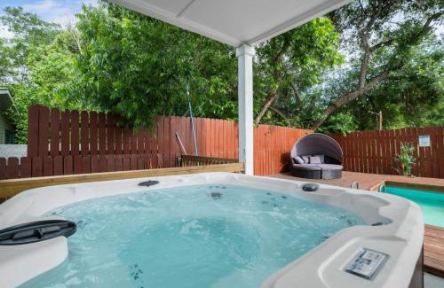 Pecan Valley Casa | Modern 5 BR with Pool and Games