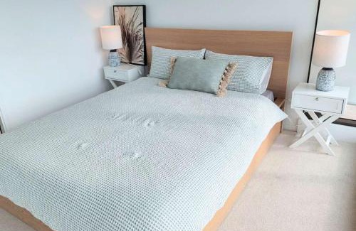 Newstead Apartamento | Modern 5-Guest Pool Retreat for Family & Business