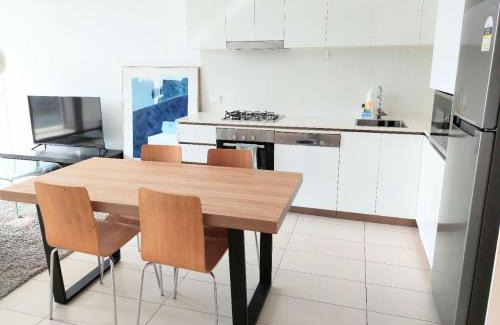 Newstead Apartamento | Modern 5-Guest Pool Retreat for Family & Business