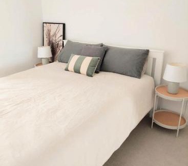 Newstead Apartamento | Modern 5-Guest Pool Retreat for Family & Business