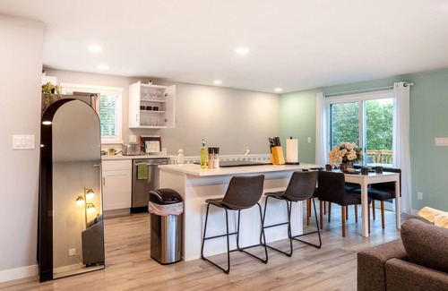 Seattle Metro Area Casa | Modern 5B+3B Remodeled Home with BBQ + Backyard