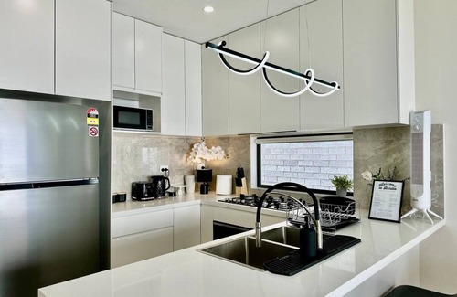 Bardia Casa | Modern 5BR Home Near Shops, BBQ & Blue Mountains