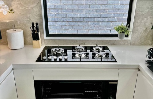 Bardia Casa | Modern 5BR Home Near Shops, BBQ & Blue Mountains