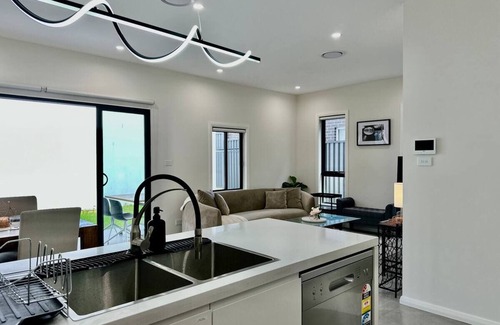 Bardia Casa | Modern 5BR Home Near Shops, BBQ & Blue Mountains