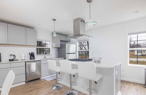 Des Moines Casa | Modern 5BR home, Ping Pong & wifi