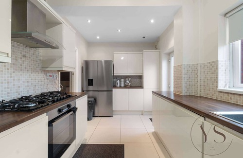 Wednesbury Casa | Family 5BR Home - Near M6, Parking & WiFi ❤️