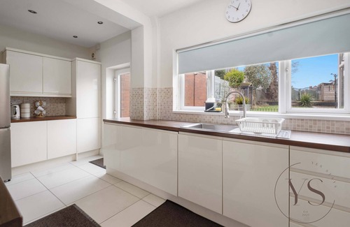 Wednesbury Casa | Family 5BR Home - Near M6, Parking & WiFi ❤️