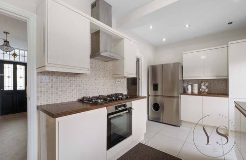 Wednesbury Casa | Family 5BR Home - Near M6, Parking & WiFi ❤️